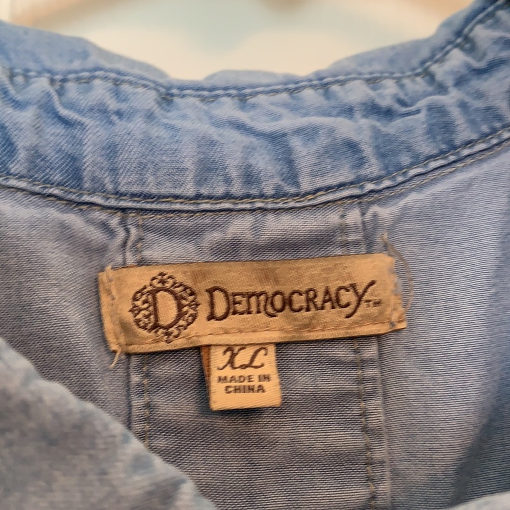 DEMOCRACY | Women’s Chambray Lyocell Top - Picture 3 of 15